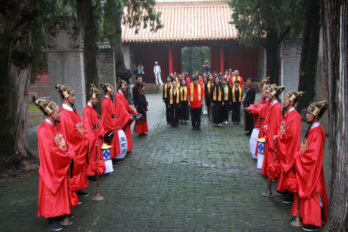 張晉導(dǎo)師帶領(lǐng)百余愛能平臺教育人在尼山孔廟取土取圣水