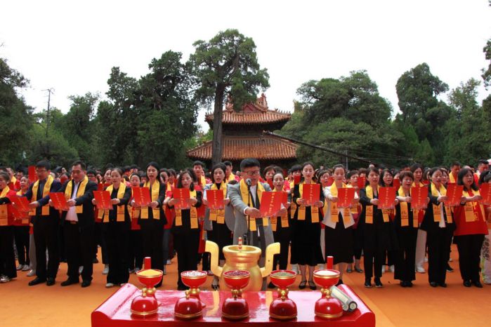 在曲阜孔廟大成殿前共同見證愛能演講家結(jié)義團結(jié)義結(jié)拜