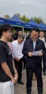大學(xué)生現(xiàn)場向市長遞簡歷上熱搜！網(wǎng)友質(zhì)疑博眼球，本