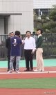 吳小莉現(xiàn)身福耀科技大學(xué)與曹德旺、王樹國同行，個子