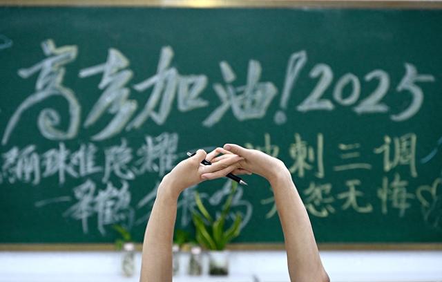 2025年5月27日晚，在河北省邯鄲市峰峰第一中學(xué)，一名高三學(xué)生在晚自習(xí)課間伸懶腰。視覺中國 圖